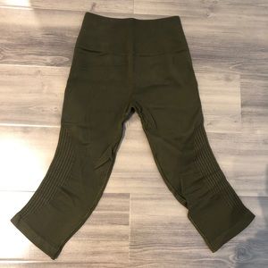 Lululemon ‘in the flow crop II” cropped leggings